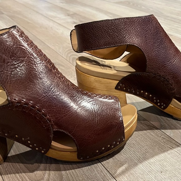 Brand new Dansko size 10 sandals - Picture 2 of 4